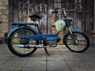 Schaut mal, was wir in der Scheune gefunden haben?
Eine Kreidler MF 4 aus 1970.

Wir haben sie zum Leben erweckt und gangbar gemacht.
Neue Reifen, neuer Benzinhahn, Schlauch, Öl. Das übliche...

Wir verlosen das gute Stück bei unserem Sommerfest.
Am Samstag, den 05.07. könntest du also stolzer Besitzer werden!
Das Los á 4€ ist erschwinglich und bei 250 Losen läufst du sogar Gefahr zu gewinnen.

Der Erlös geht am Ende an unser Jugendzentrum für einen Ausflug in ein Technikmuseum.
Also, selbst wenn du nicht gewinnst, mit deinem Loskauf kannst du doch in eine gute Sache investieren.
Der Verkauf der Lose erfolgt nur beim Sommerfest!

#bulldogteamwoessingen #abteilung_moped #simson #simsontuning #ostblech #vespa #piaggio #vespa50 #kreidler #kreidlerflory #moped #50cc #mofa #2taklovers #2takt #mopedlife #mopedarmy #twostrokes #zweitakt
#walzbachtal #bretten #karlsruhe #koenigsbachstein #weingartenbaden #pfinztal #gondelsheim #bruchsal #remchingen #pforzheim #kraichgau