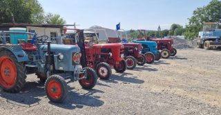 Heute war das Bulldog-Oldtimer Team Wössingen zu Gast beim großen Schleppertreffen der Oldtimer- und Schlepperfreunde Kraichtal e. V. in Kraichtal-Unteröwisheim. 🚜☀️

Bei bestem Wetter gab es viele wunderschöne Oldtimer, interessante Gespräche und eine tolle Atmosphäre. Ein herzliches Dankeschön an die Oldtimer- und Schlepperfreunde Kraichtal e. V. für die gelungene Veranstaltung und die Gastfreundschaft.

Jetzt freuen wir uns auf die Wössinger Feldtage am 05.–06. September auf dem Festplatz am Herdweg. Wir hoffen, euch dort zahlreich begrüßen zu dürfen! 😊

#bulldogteamwoessingen
#Schleppertreffen 
#kraichgau 
#walzbachtal
#wössingerfeldtage